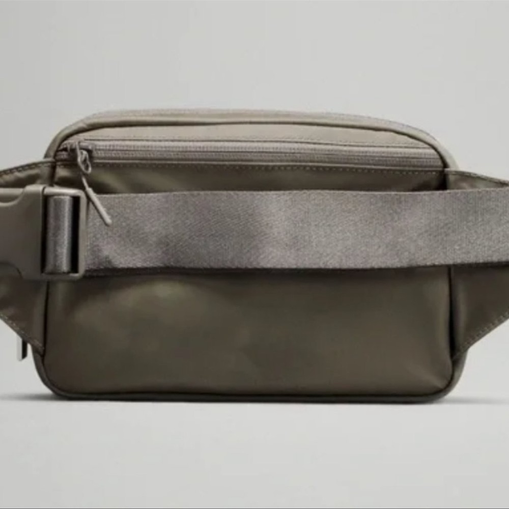 Lululemon Everywhere Belt Bag. NEW. Large 2L - Picture 4 of 12